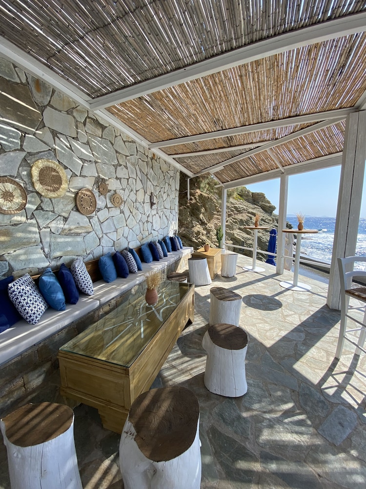 Peninsula Resort & Spa - All Inclusive — Restaurant & bars in Lygaria