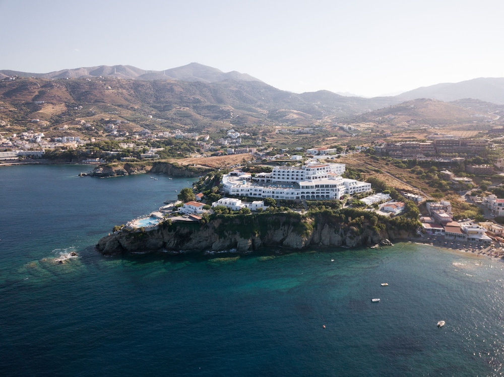 Peninsula Resort & Spa - All Inclusive — Hotel building in Lygaria