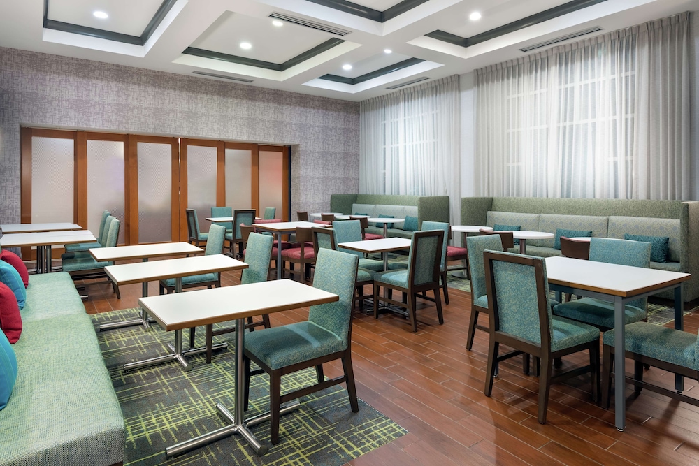 Hampton Inn & Suites Orlando Airport @ Gateway Village — Restaurant & bars in Orlando, Florida