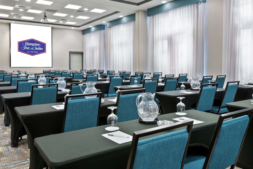 Hampton Inn & Suites Orlando Airport @ Gateway Village — Restaurant & bars in Orlando, Florida
