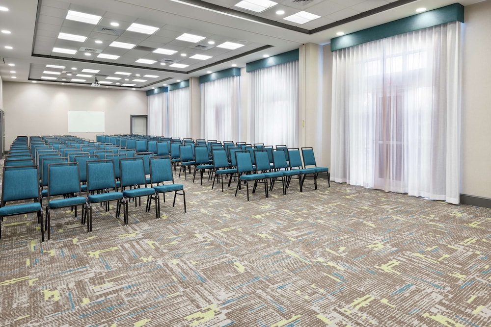 Hampton Inn & Suites Orlando Airport @ Gateway Village — Hotel building in Orlando, Florida