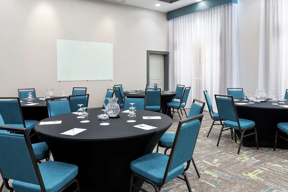 Hampton Inn & Suites Orlando Airport @ Gateway Village — Hotel building in Orlando, Florida