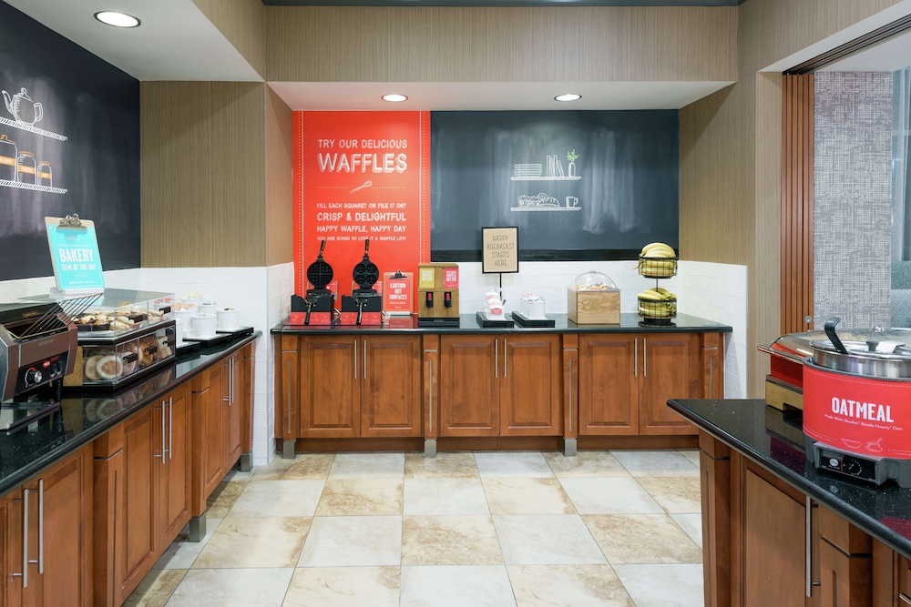 Hampton Inn & Suites Orlando Airport @ Gateway Village — Restaurant & bars in Orlando, Florida