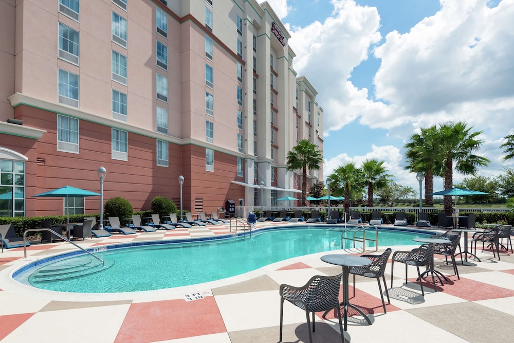 Hampton Inn & Suites Orlando Airport @ Gateway Village — Swimming pool in Orlando, Florida
