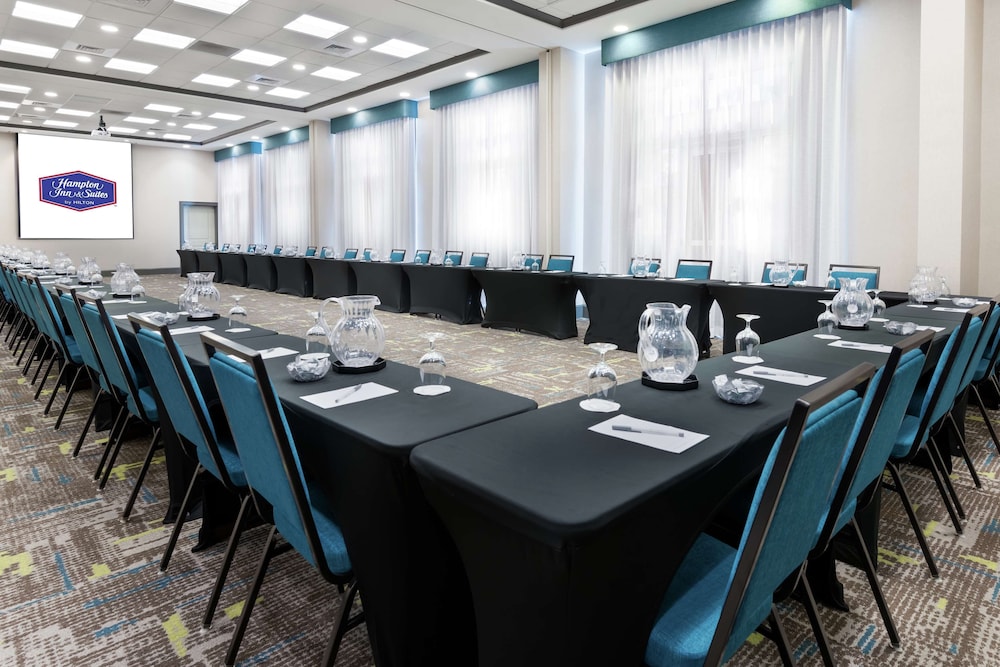 Hampton Inn & Suites Orlando Airport @ Gateway Village — Hotel building in Orlando, Florida