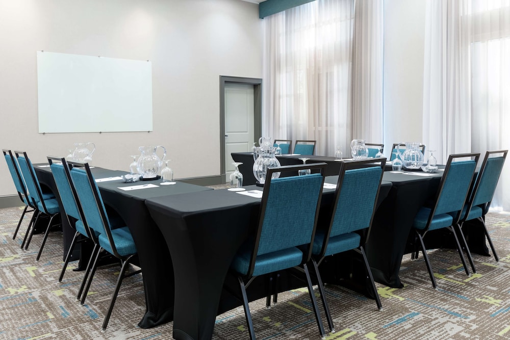 Hampton Inn & Suites Orlando Airport @ Gateway Village — Hotel building in Orlando, Florida