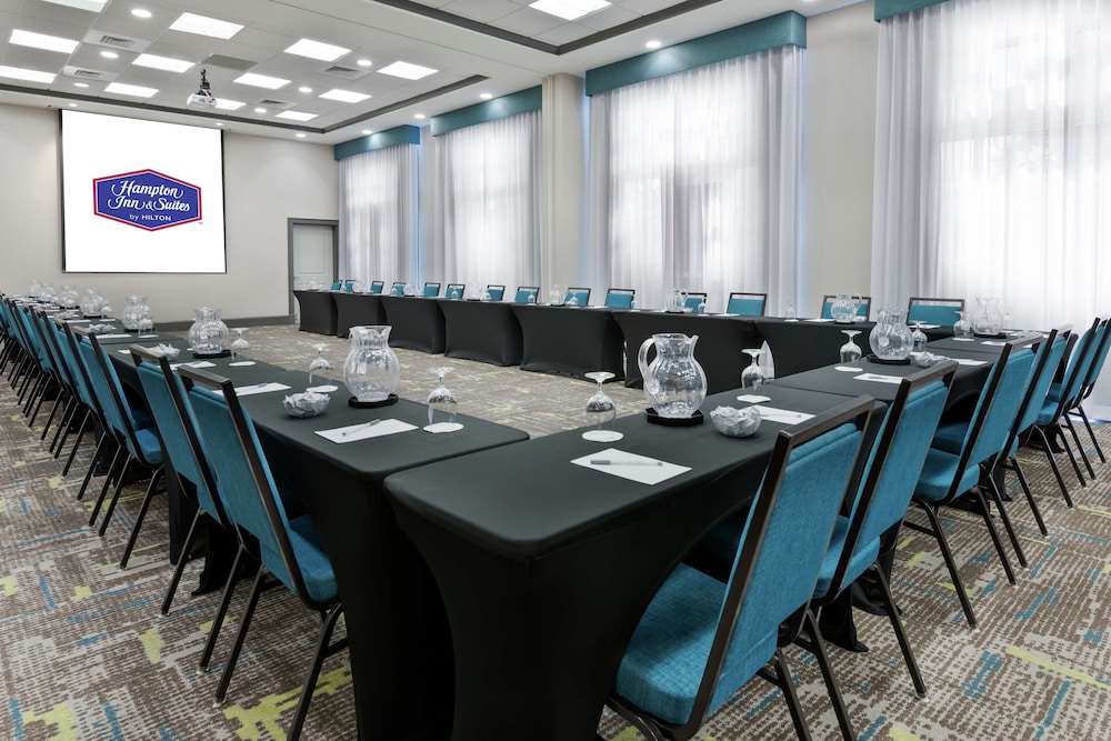 Hampton Inn & Suites Orlando Airport @ Gateway Village — Hotel building in Orlando, Florida