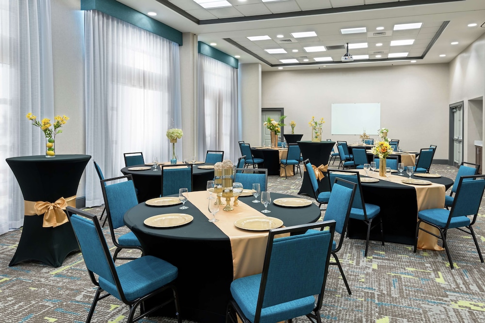 Hampton Inn & Suites Orlando Airport @ Gateway Village — Restaurant & bars in Orlando, Florida