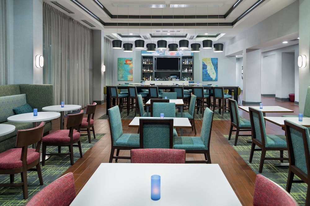 Hampton Inn & Suites Orlando Airport @ Gateway Village — Restaurant & bars in Orlando, Florida