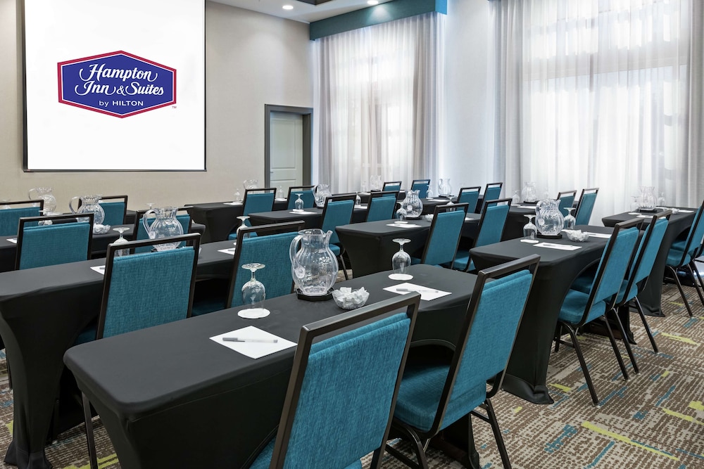Hampton Inn & Suites Orlando Airport @ Gateway Village — Hotel building in Orlando, Florida