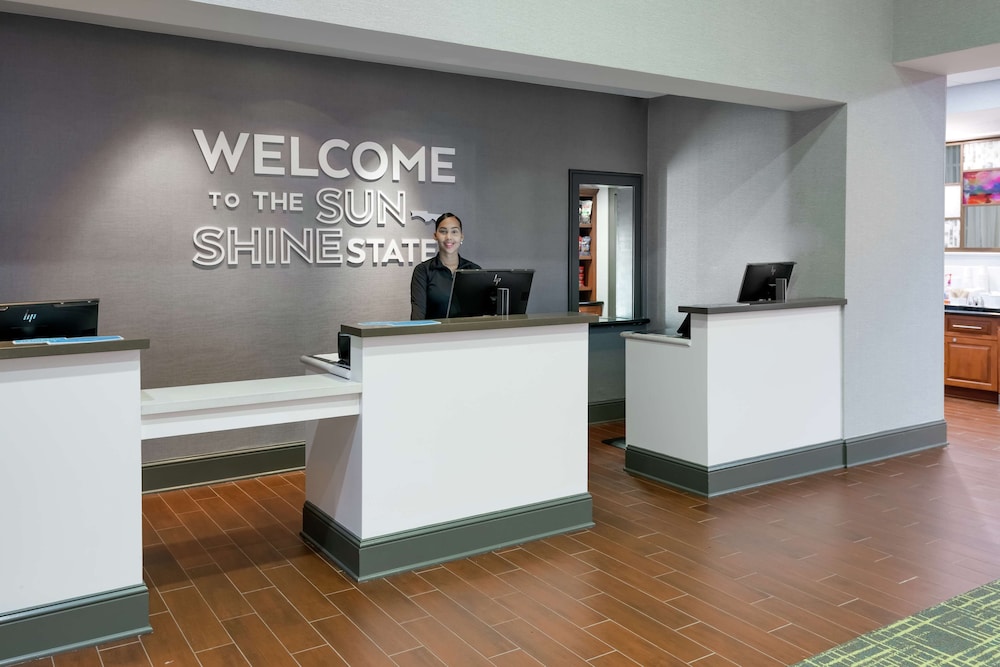 Hampton Inn & Suites Orlando Airport @ Gateway Village — Hotel building in Orlando, Florida