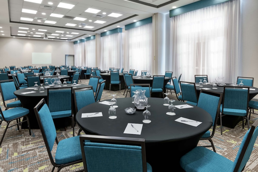 Hampton Inn & Suites Orlando Airport @ Gateway Village — Restaurant & bars in Orlando, Florida