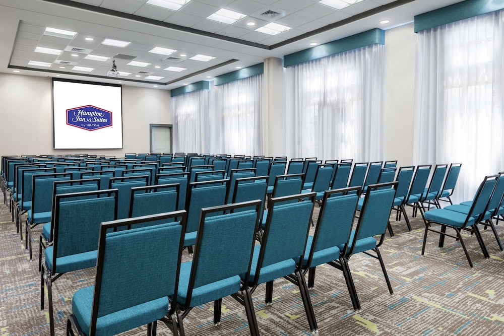 Hampton Inn & Suites Orlando Airport @ Gateway Village — Hotel building in Orlando, Florida