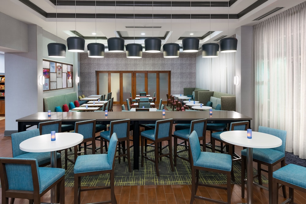 Hampton Inn & Suites Orlando Airport @ Gateway Village — Restaurant & bars in Orlando, Florida