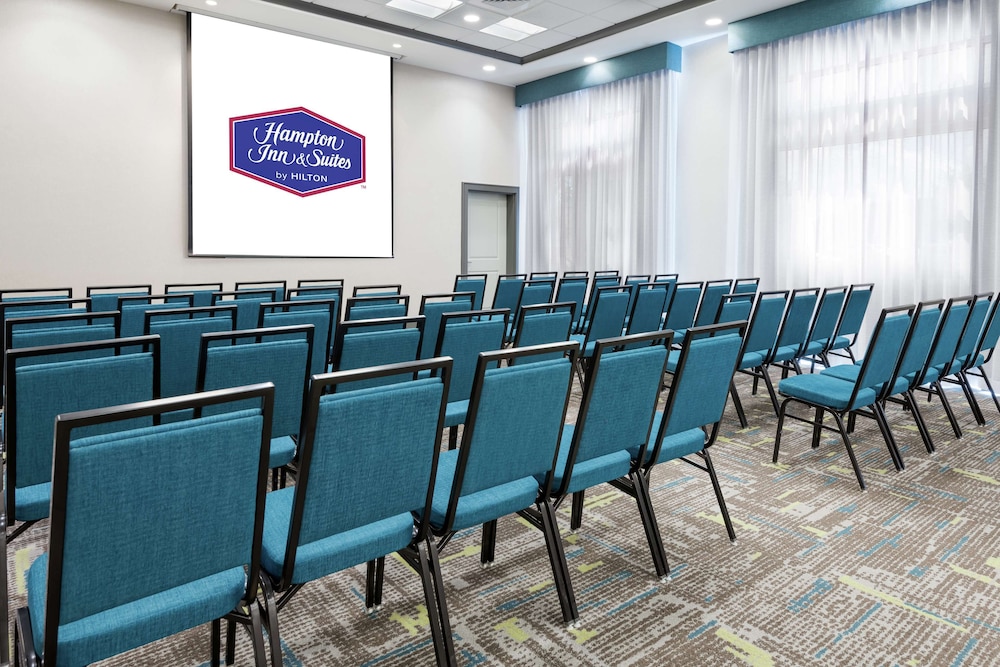 Hampton Inn & Suites Orlando Airport @ Gateway Village — Hotel building in Orlando, Florida