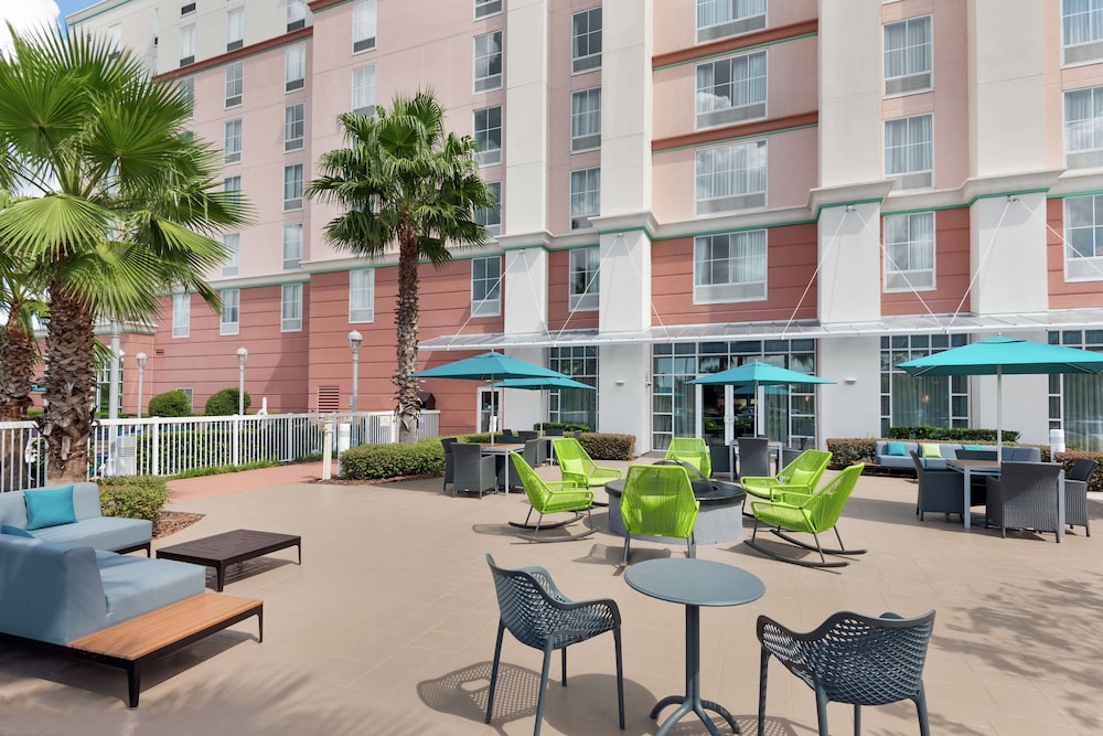 Hampton Inn & Suites Orlando Airport @ Gateway Village — Hotel building in Orlando, Florida