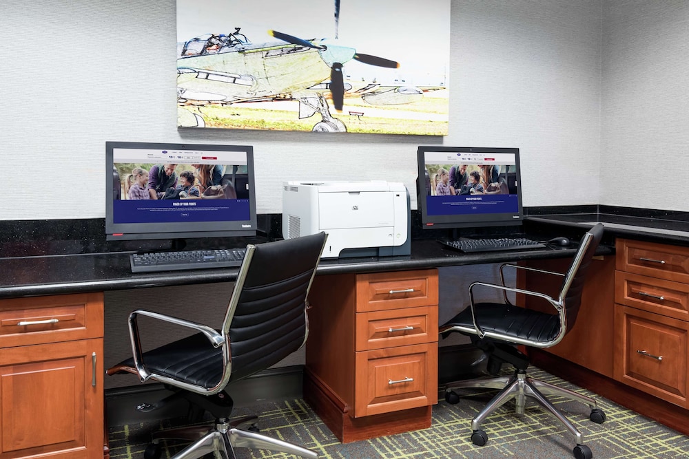 Hampton Inn & Suites Orlando Airport @ Gateway Village — Hotel building in Orlando, Florida