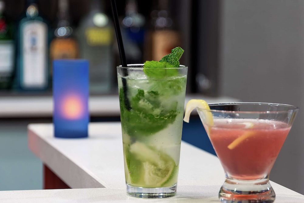 Hampton Inn & Suites Orlando Airport @ Gateway Village — Restaurant & bars in Orlando, Florida