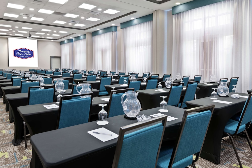 Hampton Inn & Suites Orlando Airport @ Gateway Village — Restaurant & bars in Orlando, Florida
