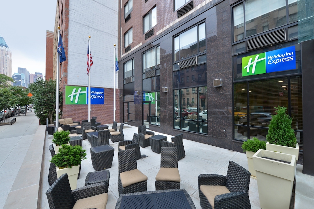 Holiday Inn Express New York - Manhattan West Side by IHG — Hotel building in New York City, New York State