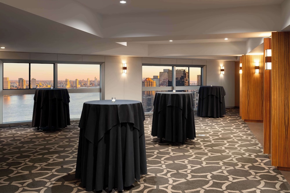 Millennium Hilton New York One UN Plaza — Restaurant & bars in New York City, New York State