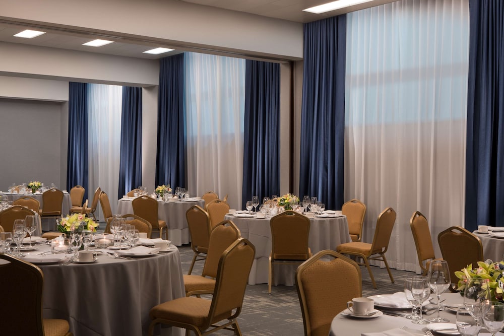 Millennium Hilton New York One UN Plaza — Restaurant & bars in New York City, New York State