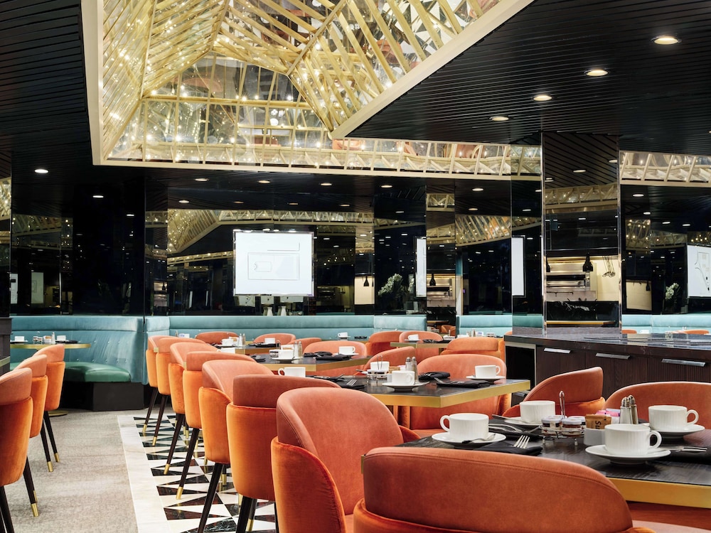 Millennium Hilton New York One UN Plaza — Restaurant & bars in New York City, New York State