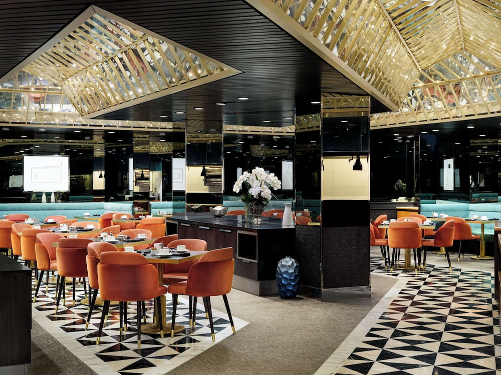 Millennium Hilton New York One UN Plaza — Restaurant & bars in New York City, New York State