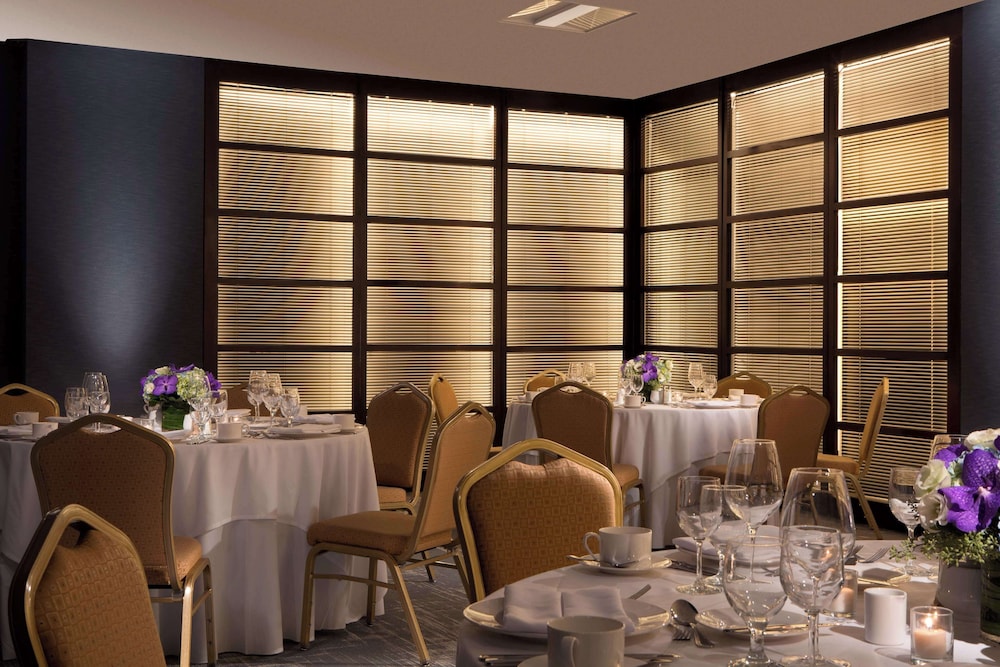 Millennium Hilton New York One UN Plaza — Restaurant & bars in New York City, New York State