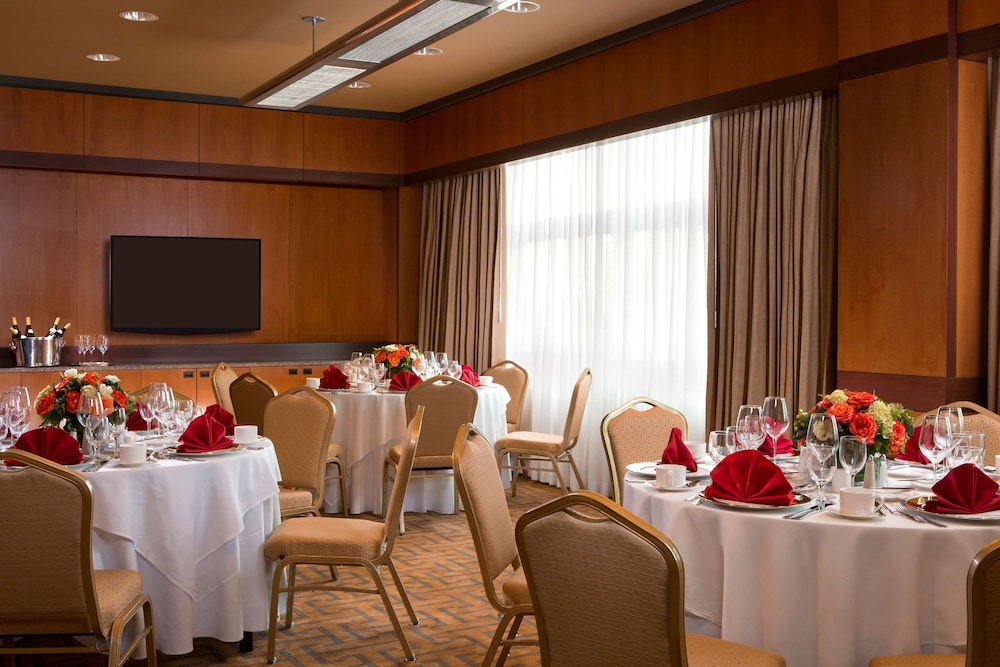 Millennium Hilton New York One UN Plaza — Restaurant & bars in New York City, New York State