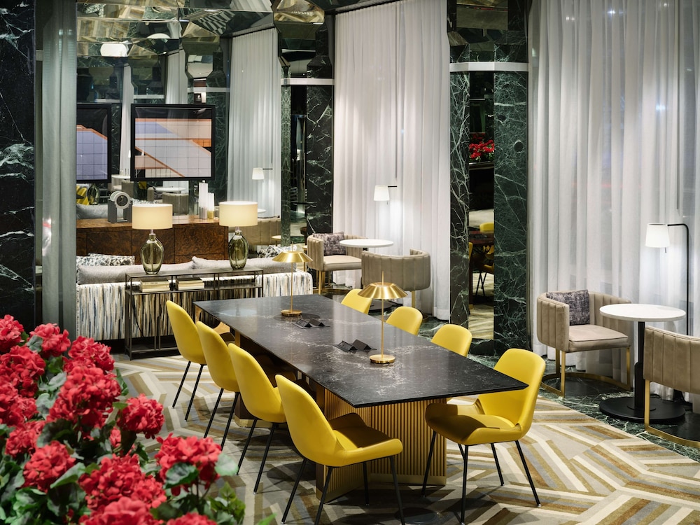 Millennium Hilton New York One UN Plaza — Restaurant & bars in New York City, New York State