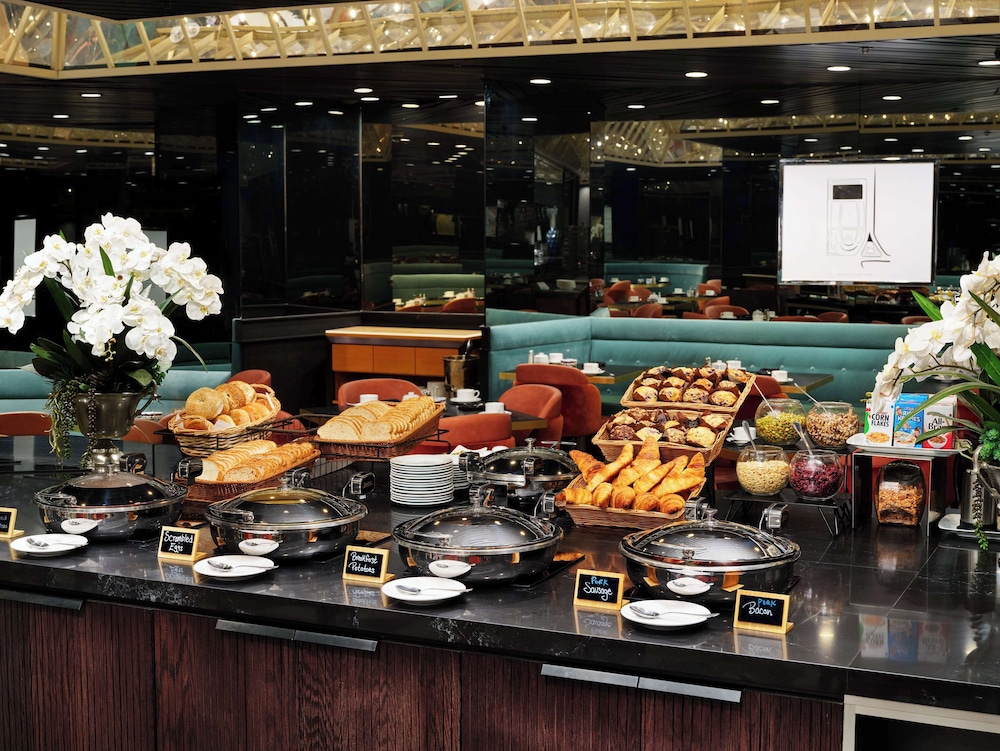 Millennium Hilton New York One UN Plaza — Restaurant & bars in New York City, New York State