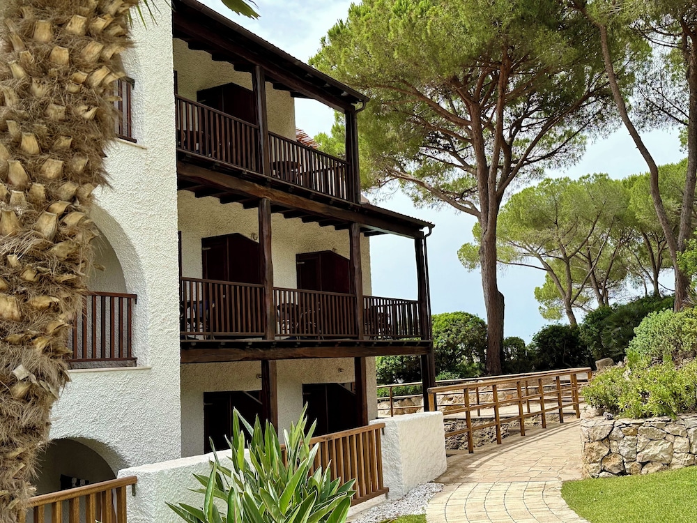 Hotel Punta Negra — Hotel building in Alghero, Sardinia