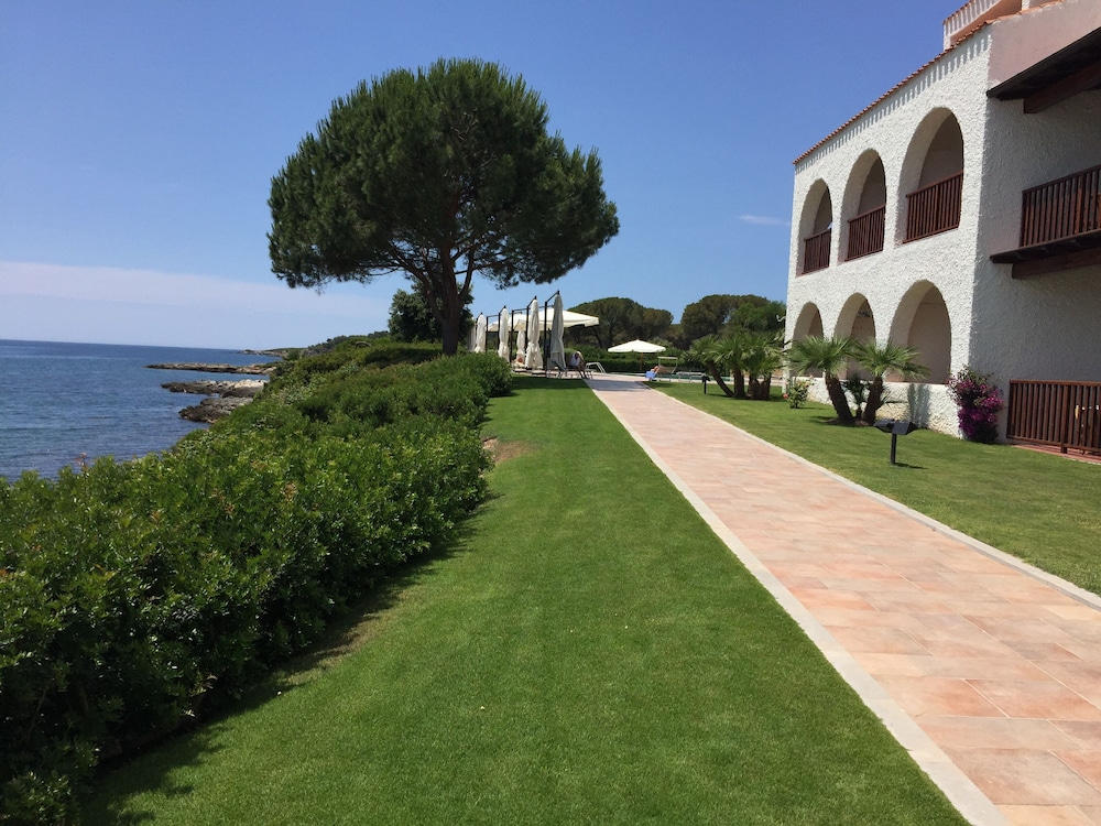 Hotel Punta Negra — Hotel building in Alghero, Sardinia
