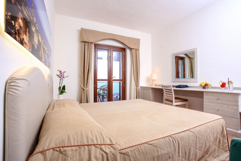 Hotel Punta Negra — Hotel rooms in Alghero, Sardinia