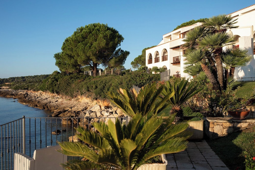 Hotel Punta Negra — Hotel building in Alghero, Sardinia