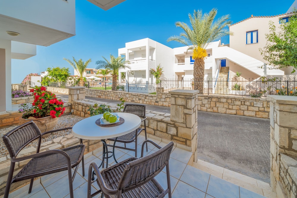 Maria Rousse — Hotel building in Malia
