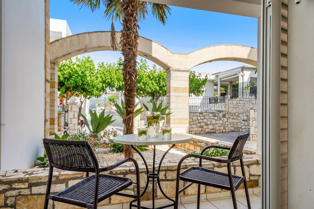 Maria Rousse — Hotel building in Malia