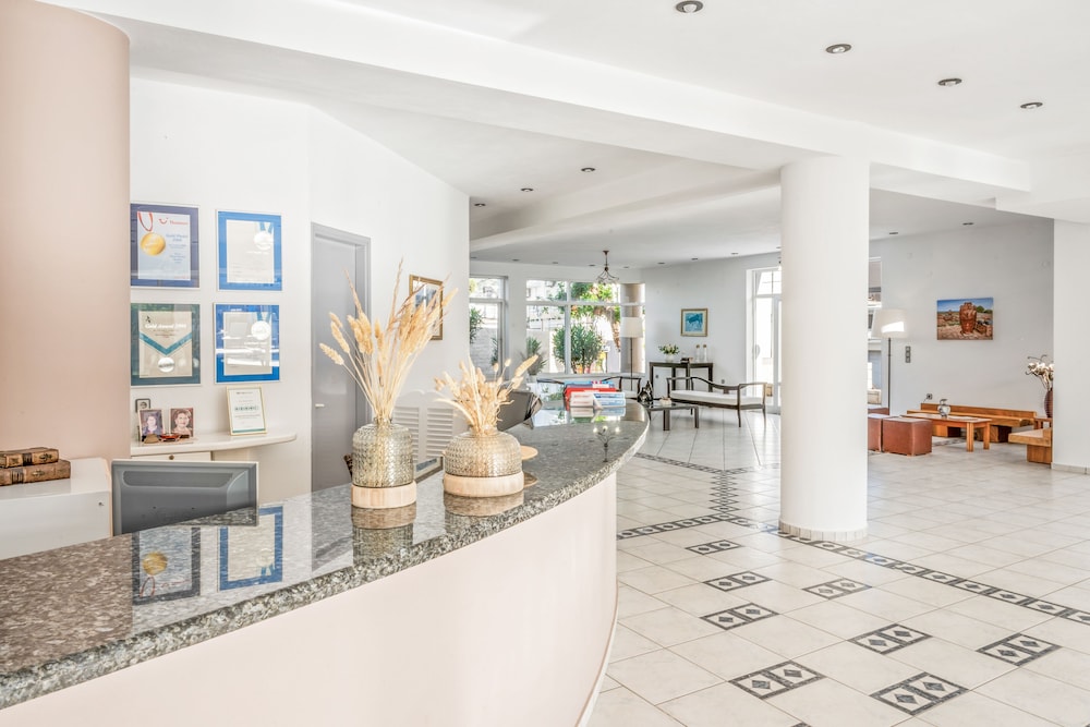 Maria Rousse — Hotel building in Malia