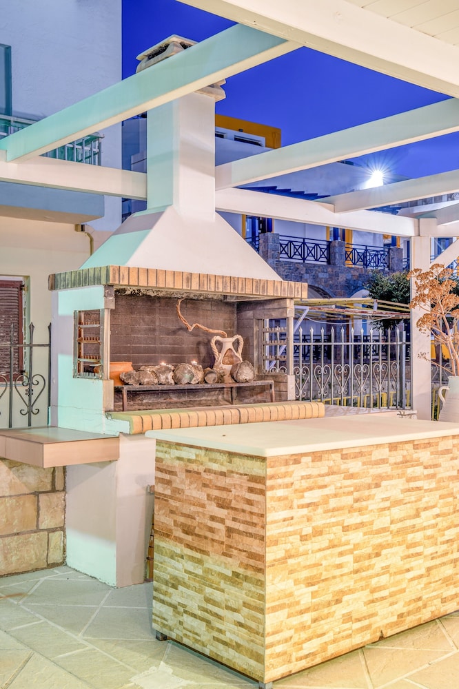 Maria Rousse — Hotel building in Malia