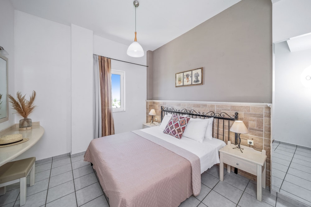 Maria Rousse — Hotel rooms in Malia