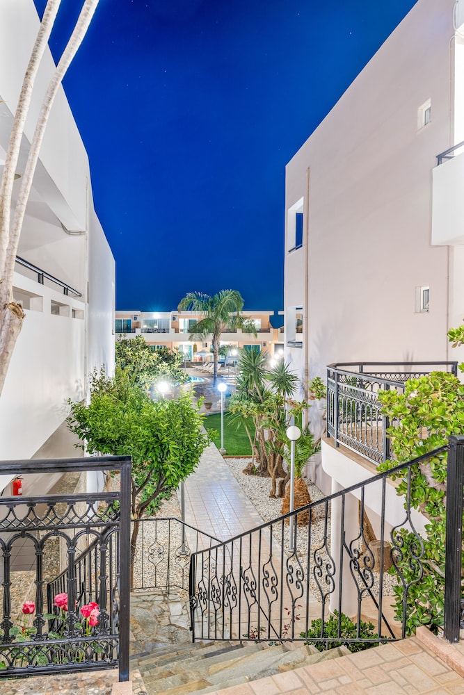 Maria Rousse — Hotel building in Malia
