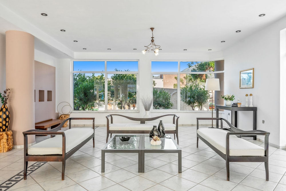 Maria Rousse — Hotel building in Malia