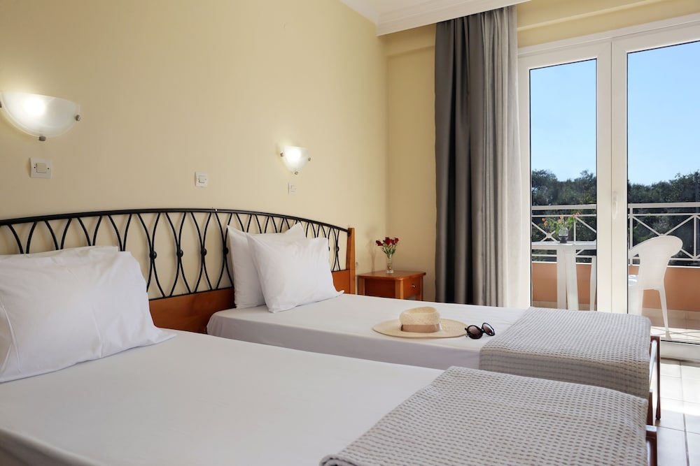 Kavos Plaza Hotel — Hotel rooms in Lefkimmi (Corfu), Ionian Islands
