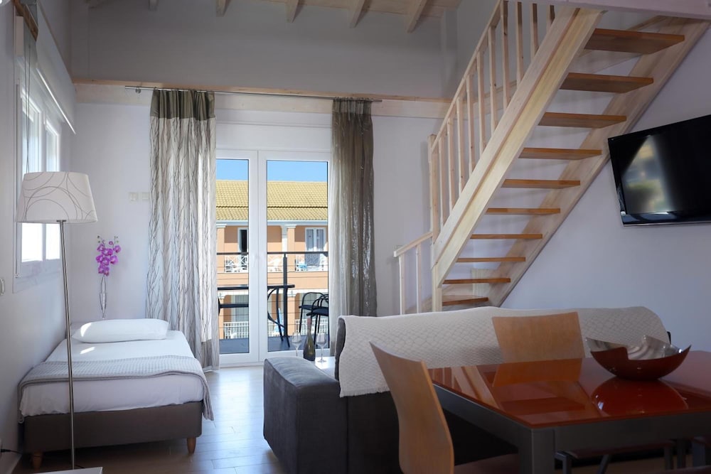Kavos Plaza Hotel — Hotel rooms in Lefkimmi (Corfu), Ionian Islands