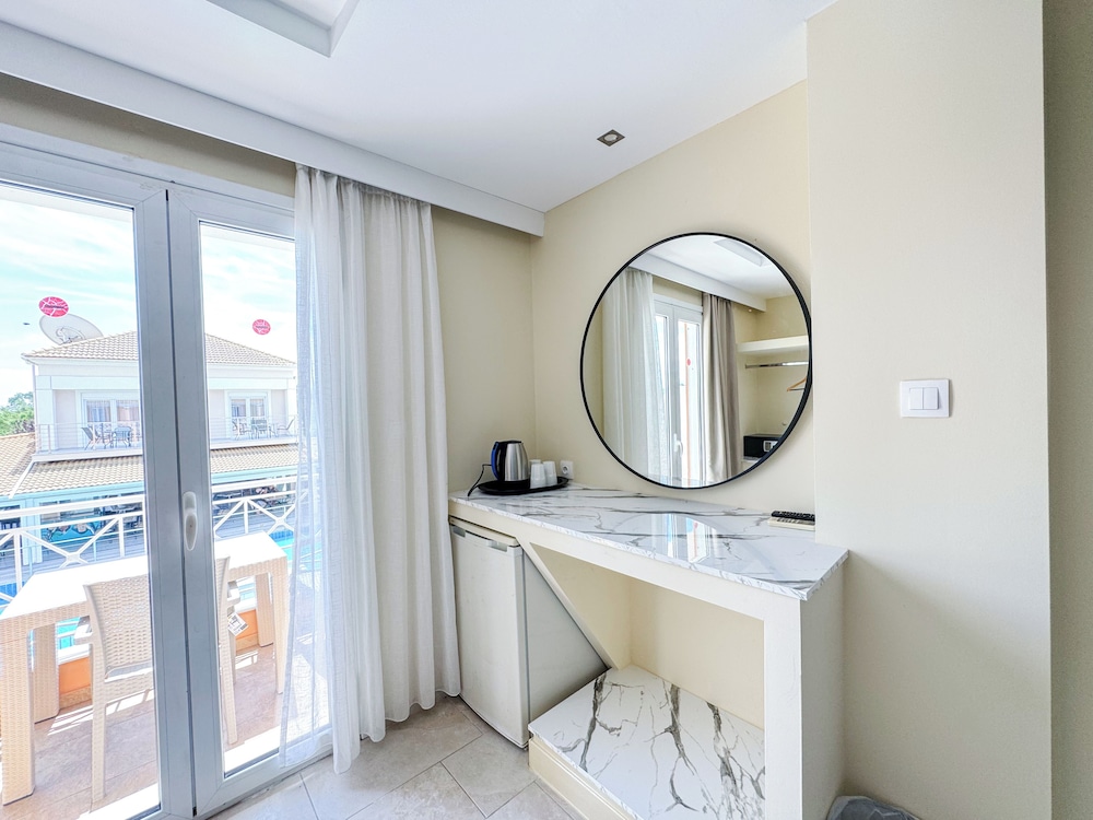 Kavos Plaza Hotel — Hotel rooms in Lefkimmi (Corfu), Ionian Islands