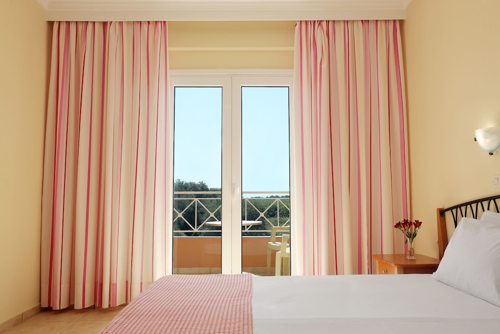 Kavos Plaza Hotel — Hotel rooms in Lefkimmi (Corfu), Ionian Islands