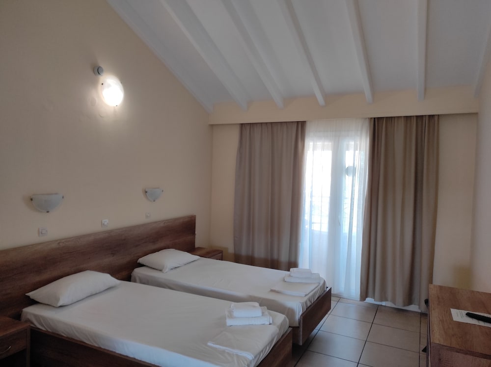Kavos Plaza Hotel — Hotel rooms in Lefkimmi (Corfu), Ionian Islands