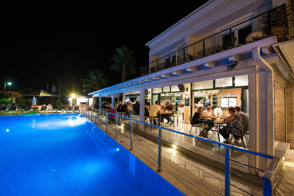 Kavos Plaza Hotel — Restaurant & bars in Lefkimmi (Corfu), Ionian Islands