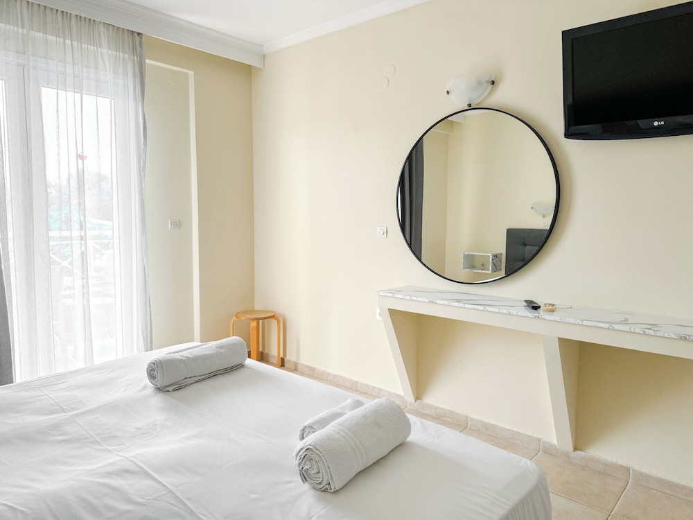 Kavos Plaza Hotel — Hotel rooms in Lefkimmi (Corfu), Ionian Islands